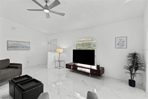 House in North Port, Florida 3 bedrooms, 113.9 sq.m. № 2123444 - photo 8