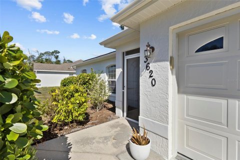 House in North Port, Florida 3 bedrooms, 113.9 sq.m. № 2123444 - photo 2