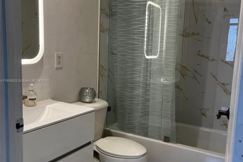 House in Pembroke Pines, Florida 3 bedrooms, 176.51 sq.m. № 1957224 - photo 3