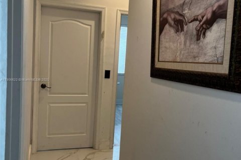 House in Pembroke Pines, Florida 3 bedrooms, 176.51 sq.m. № 1957224 - photo 10