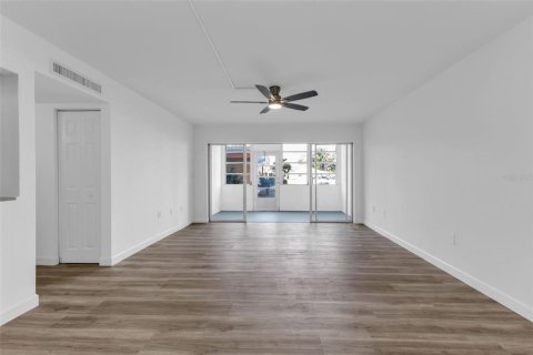 Condominio en venta en Port Charlotte, Florida, 2 dormitorios, 85.38 m2 № 2116536 - foto 10