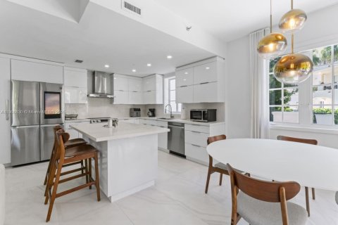 Condo in Miami Beach, Florida, 2 bedrooms  № 1972574 - photo 11