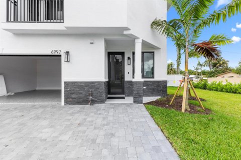 Townhouse in Fort Lauderdale, Florida 4 bedrooms, 168.25 sq.m. № 2078398 - photo 10