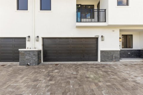 Townhouse in Fort Lauderdale, Florida 4 bedrooms, 168.25 sq.m. № 2078398 - photo 7