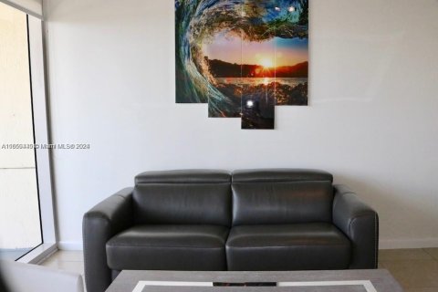 Condo in Miami, Florida, 1 bedroom  № 1732098 - photo 3