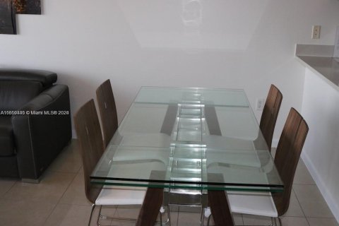 Condo in Miami, Florida, 1 bedroom  № 1732098 - photo 9