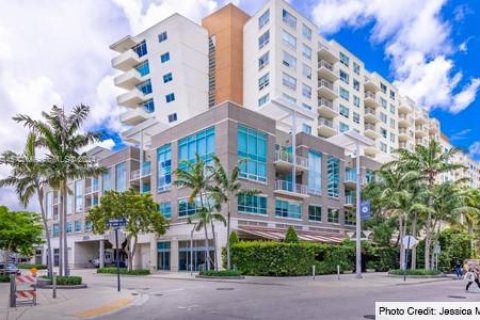 Condo in Miami, Florida, 1 bedroom  № 1732098 - photo 1