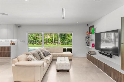 Villa ou maison à vendre à Pinecrest, Floride: 6 chambres, 328.69 m2 № 1964448 - photo 15