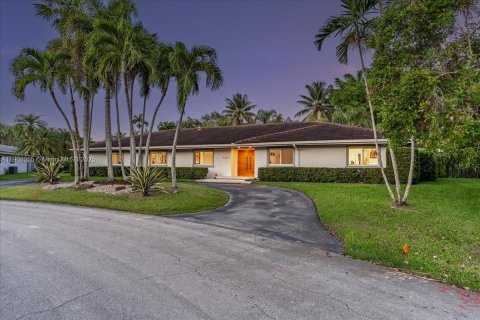Villa ou maison à vendre à Pinecrest, Floride: 6 chambres, 328.69 m2 № 1964448 - photo 1