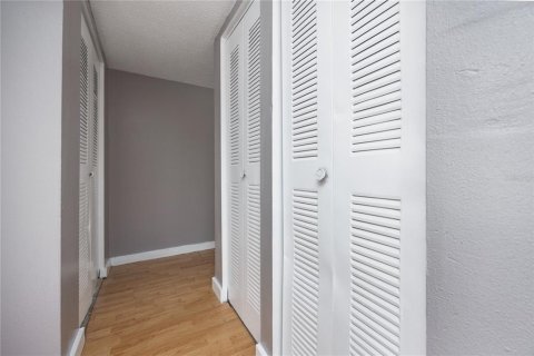 Condo in Gainesville, Florida, 2 bedrooms  № 1858264 - photo 17