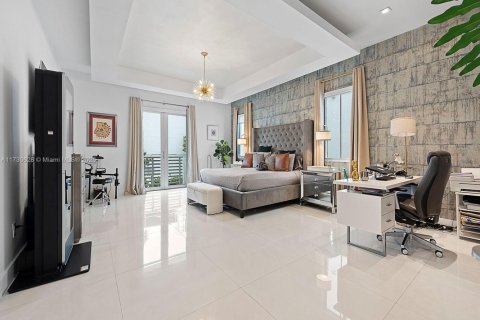 House in Doral, Florida 5 bedrooms, 398.27 sq.m. № 1668249 - photo 23