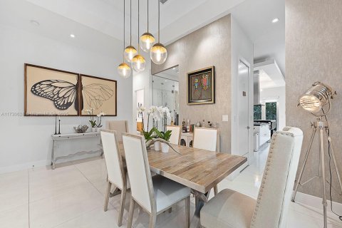 House in Doral, Florida 5 bedrooms, 398.27 sq.m. № 1668249 - photo 6