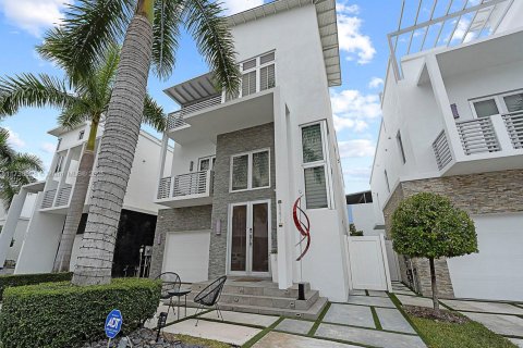 House in Doral, Florida 5 bedrooms, 398.27 sq.m. № 1668249 - photo 1