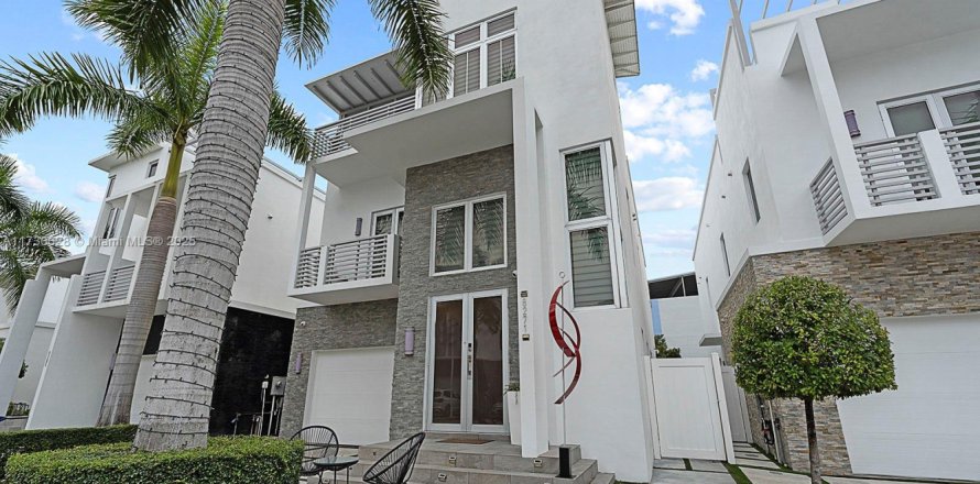 House in Doral, Florida 5 bedrooms, 398.27 sq.m. № 1668249