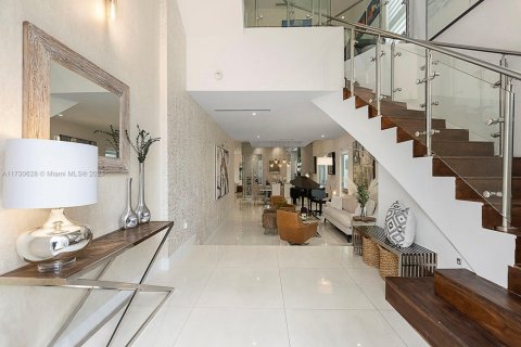 House in Doral, Florida 5 bedrooms, 398.27 sq.m. № 1668249 - photo 2