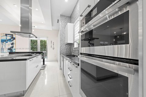 House in Doral, Florida 5 bedrooms, 398.27 sq.m. № 1668249 - photo 17