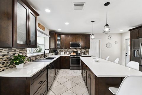 House in Tampa, Florida 5 bedrooms, 140.19 sq.m. № 1904711 - photo 7