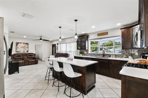 House in Tampa, Florida 5 bedrooms, 140.19 sq.m. № 1904711 - photo 8