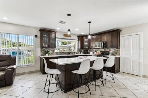 House in Tampa, Florida 5 bedrooms, 140.19 sq.m. № 1904711 - photo 3