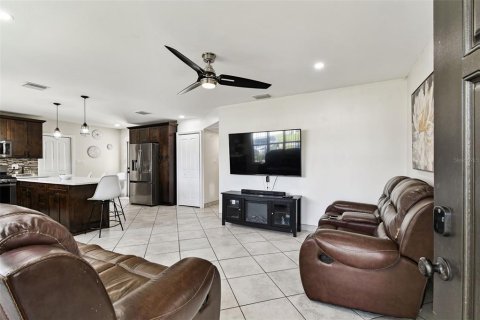 House in Tampa, Florida 5 bedrooms, 140.19 sq.m. № 1904711 - photo 13