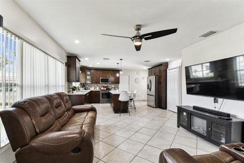 House in Tampa, Florida 5 bedrooms, 140.19 sq.m. № 1904711 - photo 11