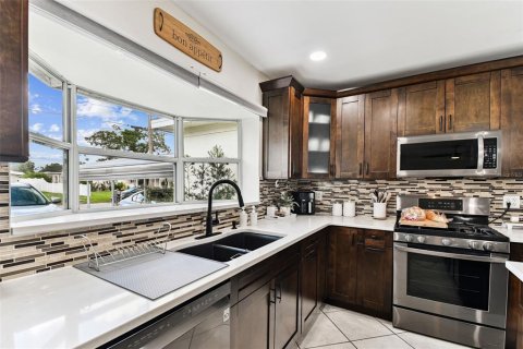 House in Tampa, Florida 5 bedrooms, 140.19 sq.m. № 1904711 - photo 10