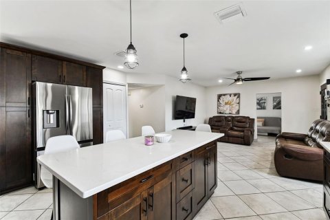 House in Tampa, Florida 5 bedrooms, 140.19 sq.m. № 1904711 - photo 9