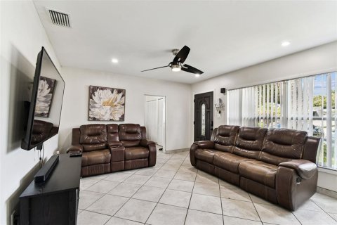 House in Tampa, Florida 5 bedrooms, 140.19 sq.m. № 1904711 - photo 12