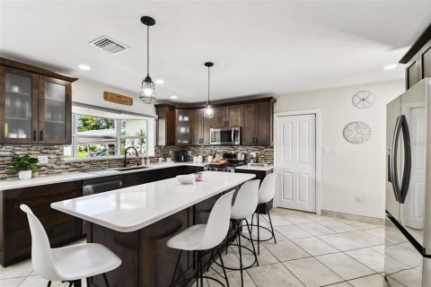 House in Tampa, Florida 5 bedrooms, 140.19 sq.m. № 1904711 - photo 5