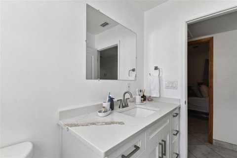 House in Tampa, Florida 5 bedrooms, 140.19 sq.m. № 1904711 - photo 18