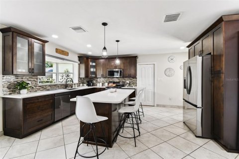 House in Tampa, Florida 5 bedrooms, 140.19 sq.m. № 1904711 - photo 4