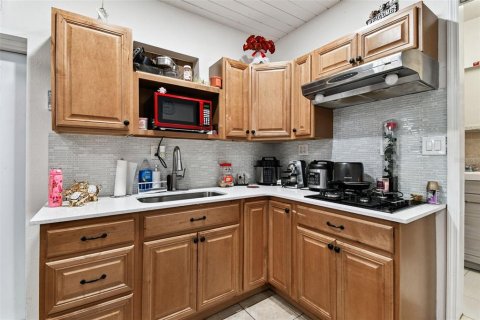 House in Tampa, Florida 5 bedrooms, 140.19 sq.m. № 1904711 - photo 22