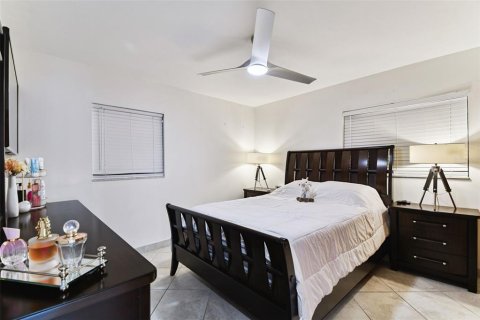 House in Tampa, Florida 5 bedrooms, 140.19 sq.m. № 1904711 - photo 14