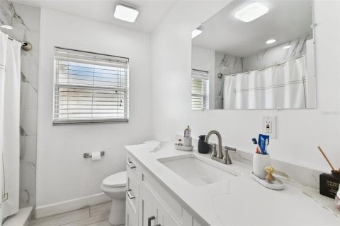 House in Tampa, Florida 5 bedrooms, 140.19 sq.m. № 1904711 - photo 17