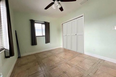 House in Lauderdale Lakes, Florida 4 bedrooms, 194.07 sq.m. № 2429830 - photo 17