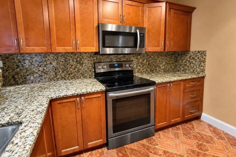 House in Lauderdale Lakes, Florida 4 bedrooms, 194.07 sq.m. № 2429830 - photo 8