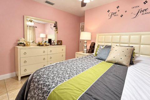 House in Lauderdale Lakes, Florida 4 bedrooms, 194.07 sq.m. № 2429830 - photo 14