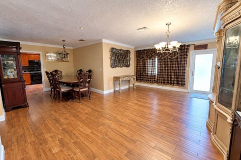 House in Lauderdale Lakes, Florida 4 bedrooms, 194.07 sq.m. № 2429830 - photo 3
