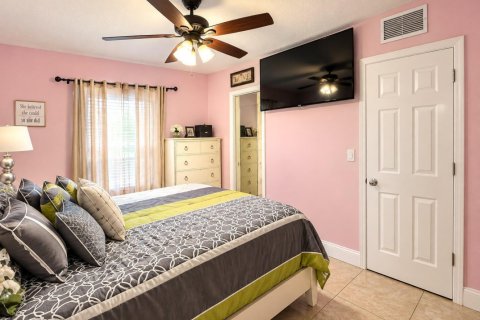 House in Lauderdale Lakes, Florida 4 bedrooms, 194.07 sq.m. № 2429830 - photo 15