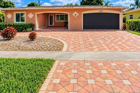 House in Lauderdale Lakes, Florida 4 bedrooms, 194.07 sq.m. № 2429830 - photo 2
