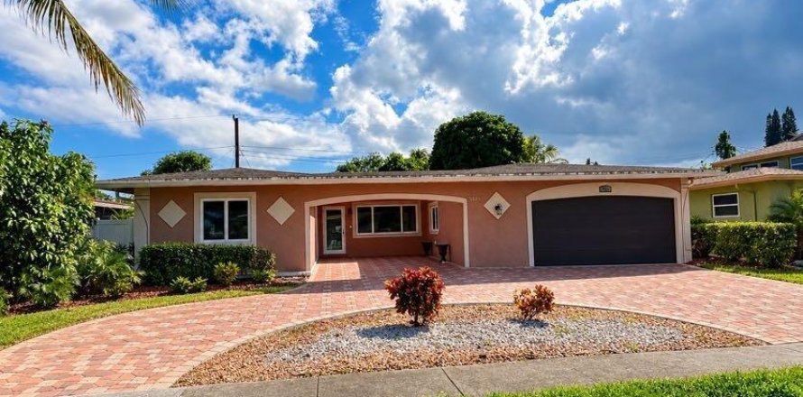 House in Lauderdale Lakes, Florida 4 bedrooms, 194.07 sq.m. № 2429830