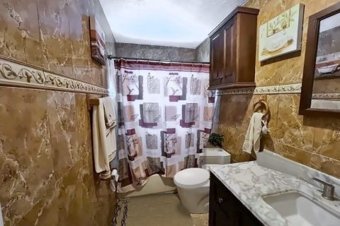 House in Lauderdale Lakes, Florida 4 bedrooms, 194.07 sq.m. № 2429830 - photo 13