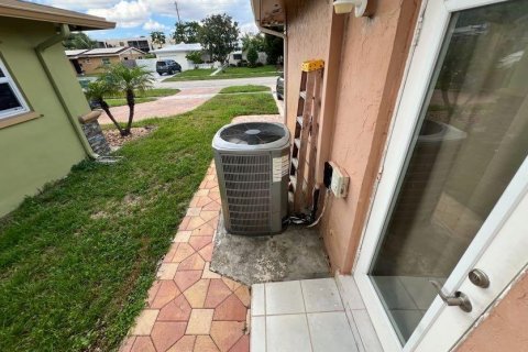 House in Lauderdale Lakes, Florida 4 bedrooms, 194.07 sq.m. № 2429830 - photo 24