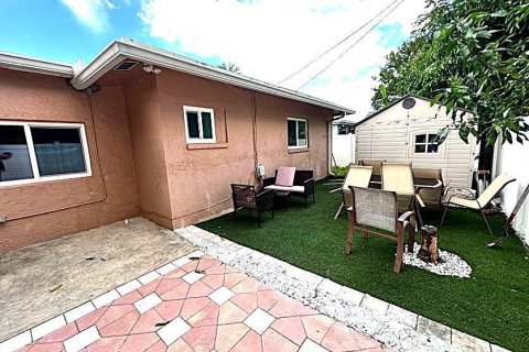 House in Lauderdale Lakes, Florida 4 bedrooms, 194.07 sq.m. № 2429830 - photo 21