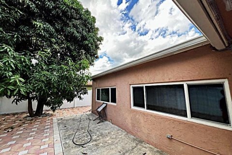 House in Lauderdale Lakes, Florida 4 bedrooms, 194.07 sq.m. № 2429830 - photo 20