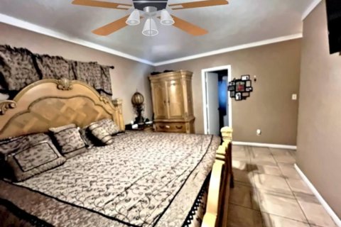 House in Lauderdale Lakes, Florida 4 bedrooms, 194.07 sq.m. № 2429830 - photo 11