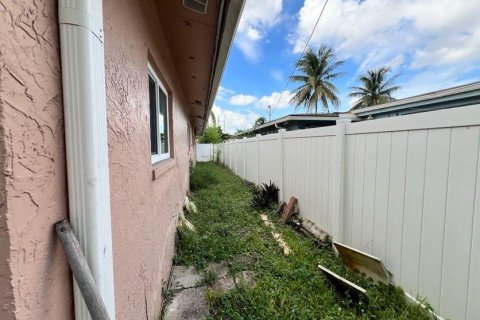 House in Lauderdale Lakes, Florida 4 bedrooms, 194.07 sq.m. № 2429830 - photo 23