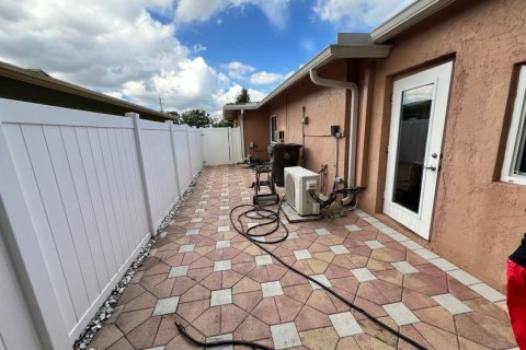 House in Lauderdale Lakes, Florida 4 bedrooms, 194.07 sq.m. № 2429830 - photo 18