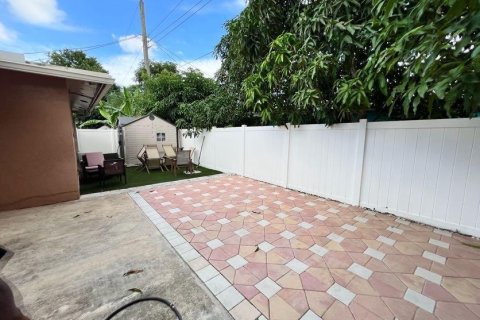 House in Lauderdale Lakes, Florida 4 bedrooms, 194.07 sq.m. № 2429830 - photo 22