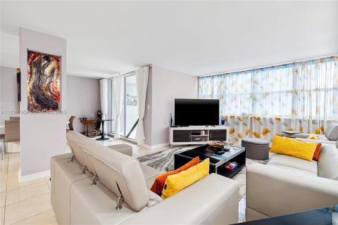 Condo in Hollywood, Florida, 2 bedrooms  № 1993867 - photo 11